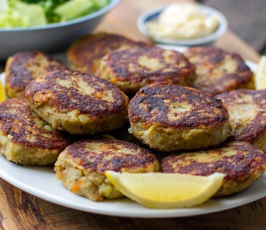 Sardine Fishcakes With Garlic Aioli & Green Salad